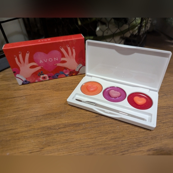 AVON 3 KISSES LIP PALETTE   LIMITED EDITION   LIP GLOSS  0.12 OZ TOTAL - Picture 1 of 3